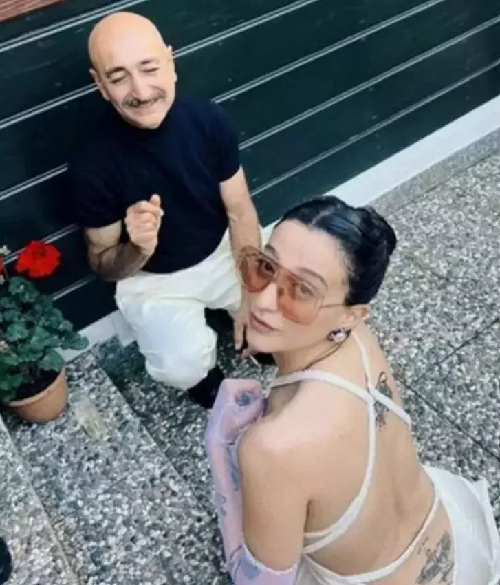 Melike Şahin ve Eşi Sedat Arpalık: Yaş Farkı Tartışmalarına Rağmen Mutlu Aile Pozları 22 67b0f4e9095d6ee56b87986c