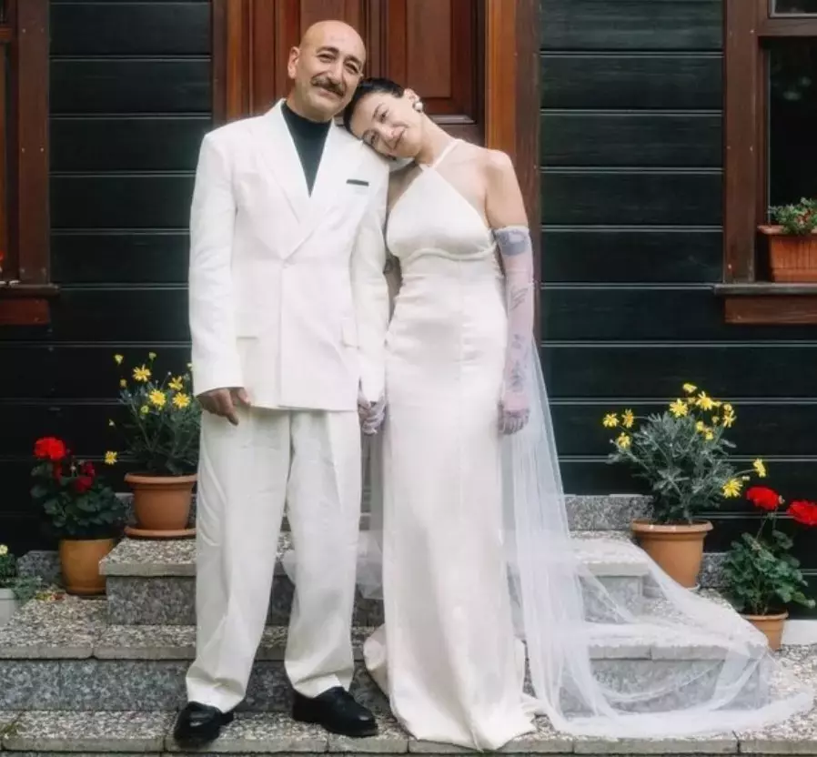 Melike Şahin ve Eşi Sedat Arpalık: Yaş Farkı Tartışmalarına Rağmen Mutlu Aile Pozları 24 67b0f4ed095d6ee56b87986e