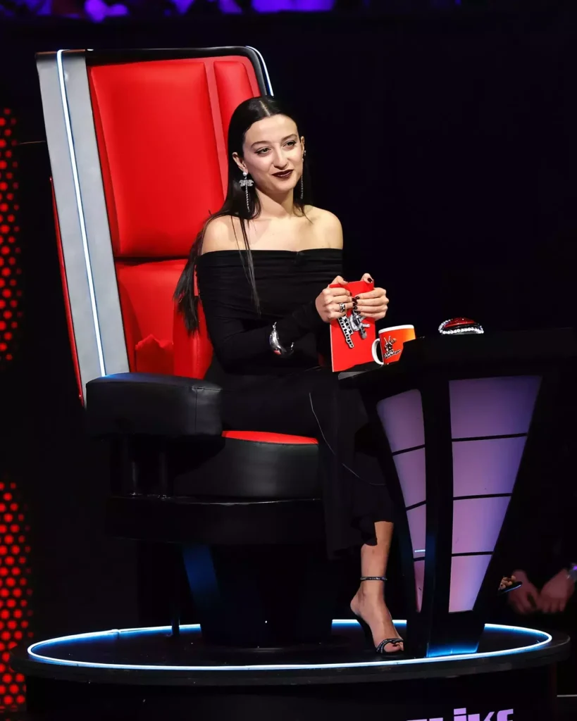 Melike Şahin ve Eşi Sedat Arpalık: Yaş Farkı Tartışmalarına Rağmen Mutlu Aile Pozları 28 67b0f4ee095d6ee56b879877
