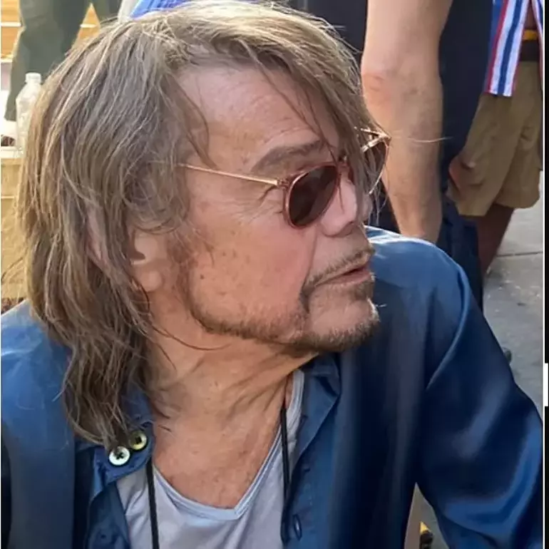 80'lere Damga Vurmuştu! New York Dolls'un Son Üyesi David Johansen Vefat Etti 22 67c3fc94160132adcff8a241