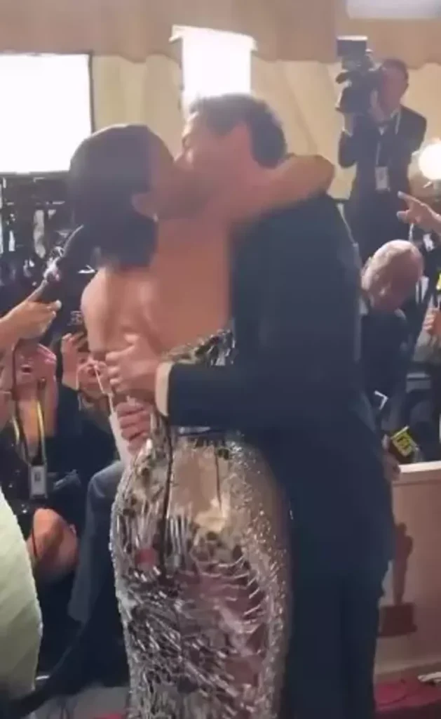 Oscar 2025'te Damga Vuran Anlar! Halle Berry, Adrien Brody'nin Dudaklarına Yapıştı 22 67c55411160132adcff8a9aa