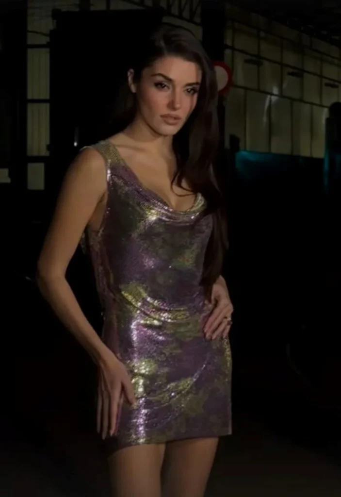 Hande Erçel, Milano Moda Haftası'nda Versace Defilesinde Donatella Versace ile Poz Verdi 22 Hb9 imWYakeWX05wpGgc2g