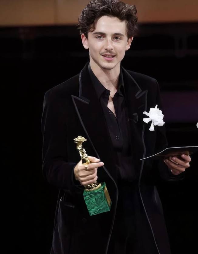 Kylie Jenner, Timothée Chalamet'in Kırmızı Halı Öncesinde Giysilerine Yardım Etti 20 Ekran goruntusu 2025 05 11 085837
