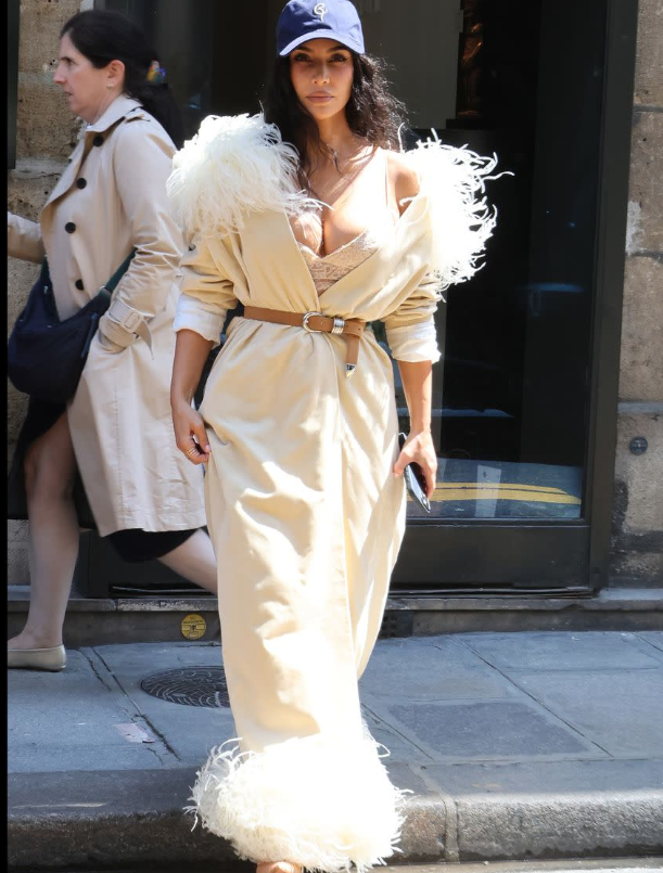 Kim Kardashian Paris Sokaklarında Tüy Detaylı Beyaz Elbisesiyle Göz Kamaştırdı 20 Ekran goruntusu 2025 05 15 133100