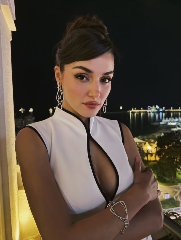 Hande Erçel'in Cannes Film Festivali'ndeki Şıklığı ve Nocturne İş Birliği Göz Kamaştırdı 20 Ekran goruntusu 2025 05 17 160305