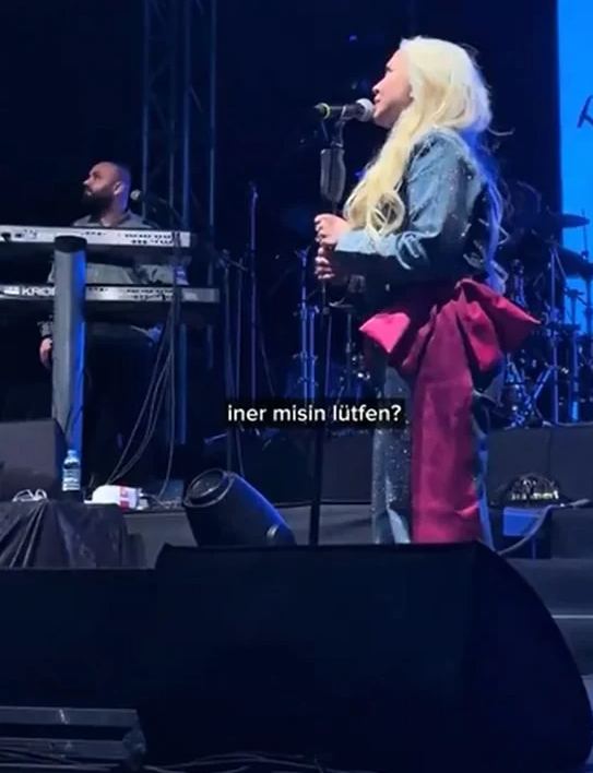 Ece Seçkin Konserinde Şoke Eden Anlar: Seyirci Sahne İskelesine Tırmanınca Yürekler Ağza Geldi 20 Ekran goruntusu 2025 05 20 145117 1