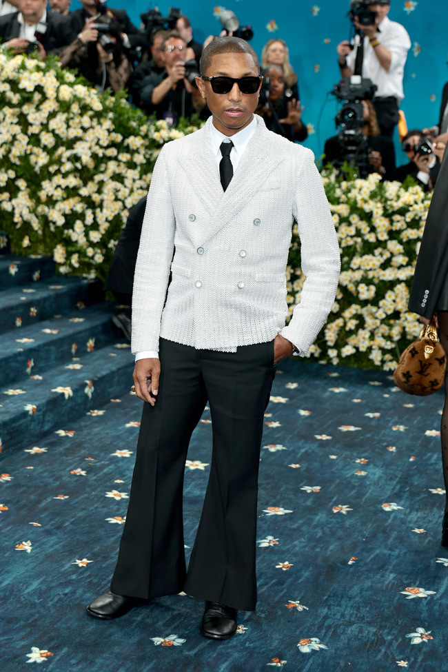 2025 Met Gala'sının En İyi ve En Çarpıcı Moda Anları 22 Pharrell Williams MET GALA 2025 Red Carpet Fashion Style Louis Vuitton Lorenzo Site 2