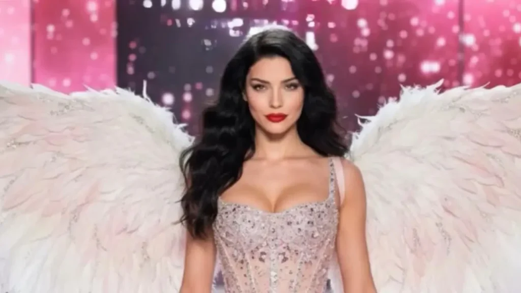 Merve Boluğur'dan Victoria's Secret Göndermesi: Sosyal Medya Fırtınası Estirdi! 20 Merve Boluğur yapay zekâyla oluşturulmuş bir podyum görseliyle adeta Victoria's Secret meleği kimliğine büründü.