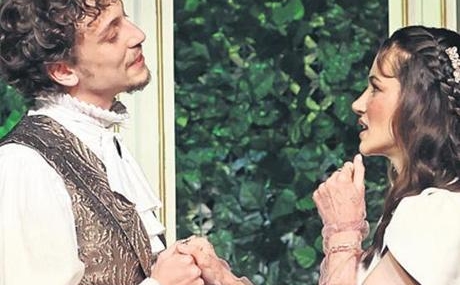 8216Sevmek-Icin-Yaz8217-Tiyatro-Oyunu-4-Nisan8217da-Basliyor-featured