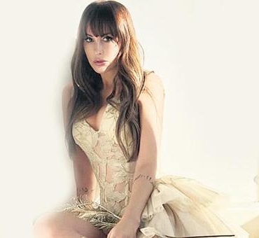 Ebru-Destan-Simdiki-Gencler-Dijital-Zorbaliga-Karsi-Savunmasiz-featured