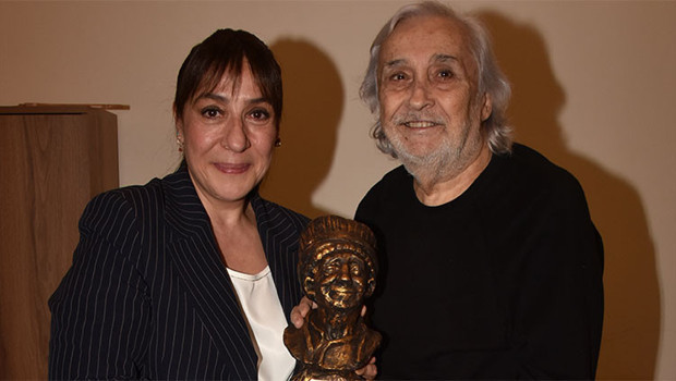 Ismail-Dumbullu-Odulunun-Yeni-Sahibi-Binnur-Kaya-Oldu-featured