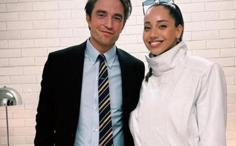 Ozge-Ozacar-Robert-Pattinson-ile-tanisti-featured