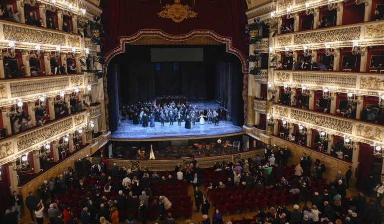 Tarihi-San-Carlo-Opera-Sahnesi-290.-Yilini-Kutlamaya-Hazirlaniyor-featured