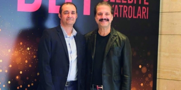 Tarik-Akanin-12-Eylul-anilari-8216Anne-Kafamda-Bit-Var8217-ile-sahnede-featured