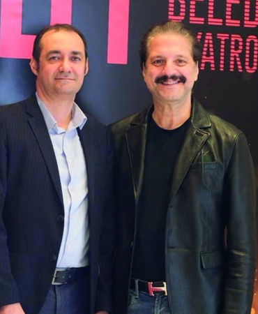 Tarik-Akanin-12-Eylul-anilari-8216Anne-Kafamda-Bit-Var8217-ile-sahnede-featured