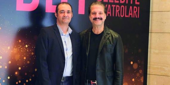 Tarik-Akanin-12-Eylul-anilari-8216Anne-Kafamda-Bit-Var8217-ile-sahnede-featured