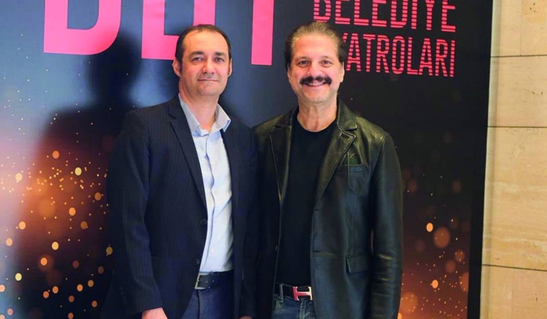 Tarik-Akanin-12-Eylul-anilari-8216Anne-Kafamda-Bit-Var8217-ile-sahnede-featured