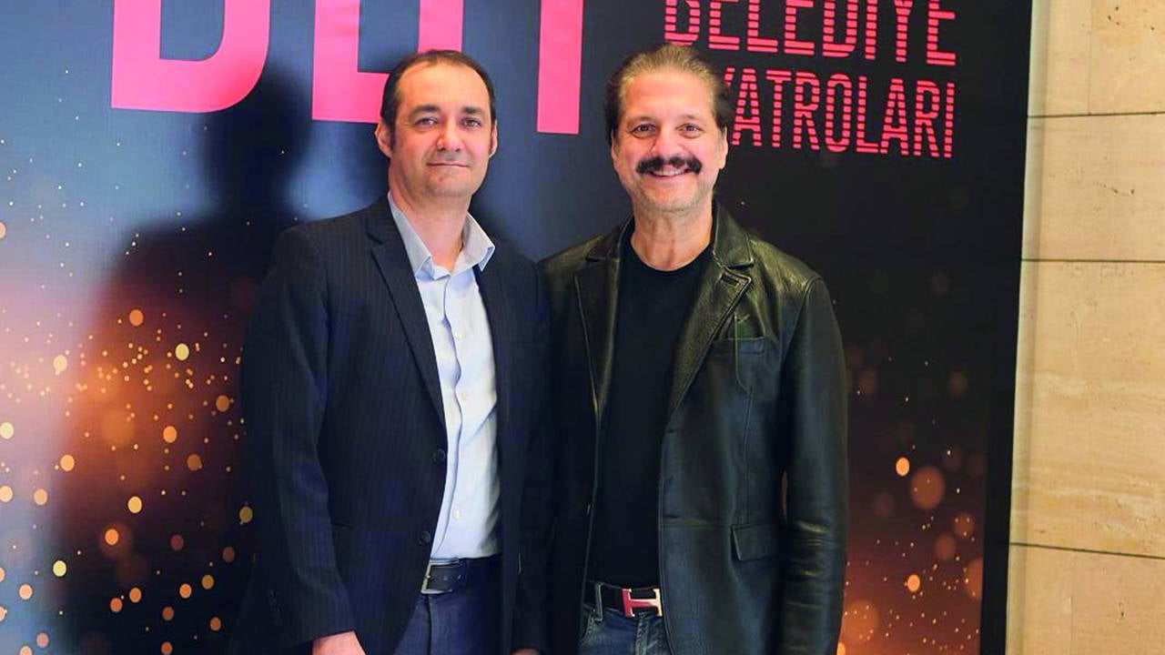 Tarik-Akanin-12-Eylul-anilari-8216Anne-Kafamda-Bit-Var8217-ile-sahnede-featured