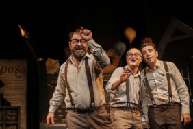 Tiyatro-Sahnelerine-Yol-Acin-Izlenmesi-Gereken-Eserler-ve-Ustalar-featured