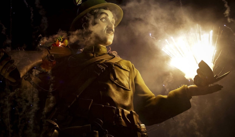 Valensiya8217da-Las-Fallas-Heyecani-Dev-Kuklalar-Baris-Icin-Yakildi-featured