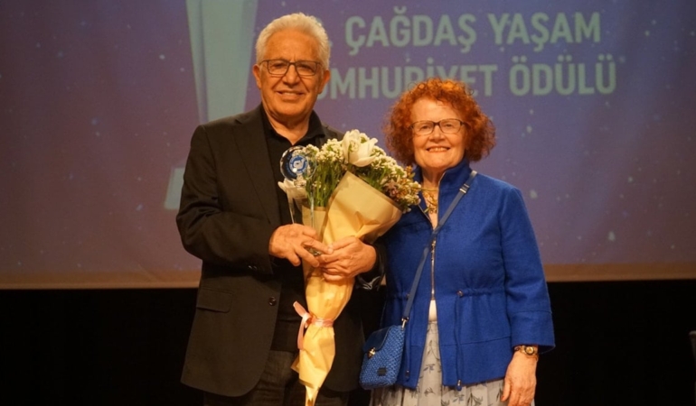 20.-Cagdas-Yasam-Cumhuriyet-Odulu-Zulfu-Livanelinin-Oldu-featured