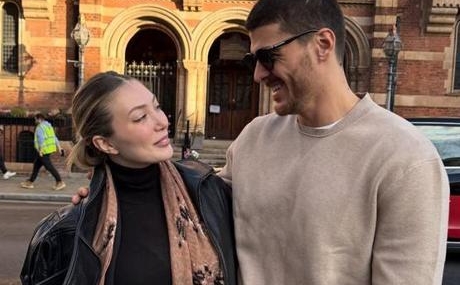 Asiklar-Atina8217dan-yeni-pozlar-paylasti-Survivor-Yigit-Poyraz-ve-sevgilisi-featured