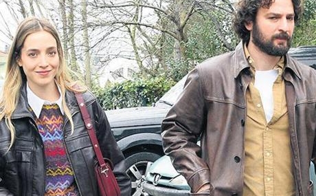 Bebek-Ziyaretine-Giden-Unlu-Cift-featured