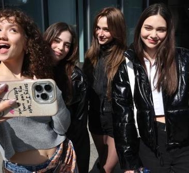 Daha-On-Yedi8217nin-genclerinden-ilk-selfie8217ler-geldi-featured