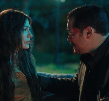 Esref-babalik-mujdesini-aliyor-Nisan-Ihtiyarin-kizi-mi-featured