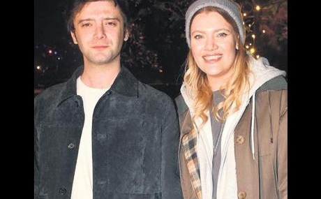 Evlilik-teklifi-aldilar-tarih-henuz-belirlenmedi-featured