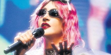 Hande-Yener8217den-Genclere-Oneri-Iki-Bakisa-Kanmayin-featured