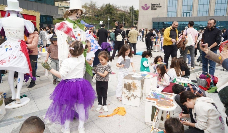 IBB-Sehir-Tiyatrolari-40.-Cocuk-Senligi-Icin-Perde-Diyor-featured