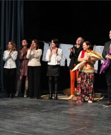 Is-Dunyasinin-Lider-Kadinlarindan-Anlamli-Tiyatro-Performansi-featured