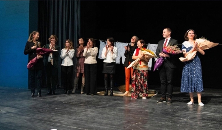 Is-Dunyasinin-Lider-Kadinlarindan-Anlamli-Tiyatro-Performansi-featured