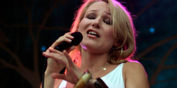 Musluksuz-Evden-Grammy8217ye-Sarkici-Jewelin-Inanilmaz-Yasam-Oykusu-featured