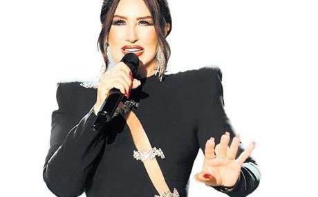 Nukhet-Duru-sarkilariyla-muhtesem-bir-kutlama-gerceklestirdi-featured