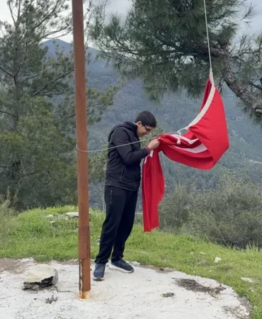 Osmaniye8217de-Mehmet-Efe-Aktas-yipranan-Turk-bayragini-degistirdi-featured