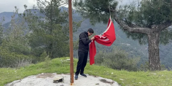 Osmaniye8217de-Mehmet-Efe-Aktas-yipranan-Turk-bayragini-degistirdi-featured