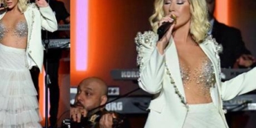 Seda-Sayan-sahnede-4.-evlilik-yil-donumunu-kutladi-featured