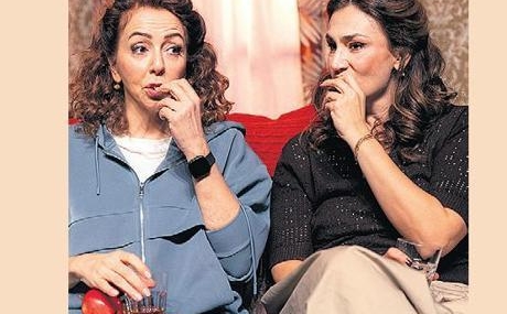 Trajikomik-Aile-Hesaplasmasi-Sahneye-Tasiniyor-featured