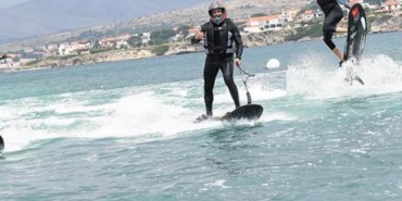 Ailece-Motosurf-Keyfi-Denizde-Sov-Yaptilar-featured