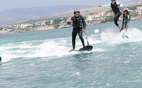 Ailece-Motosurf-Keyfi-Denizde-Sov-Yaptilar-featured