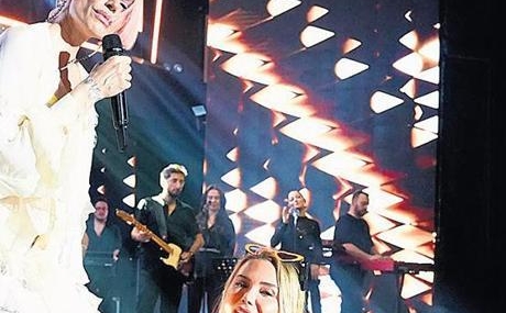 Ece-Erken-dogum-gununu-Gulsen-ile-sahnede-kutladi-featured