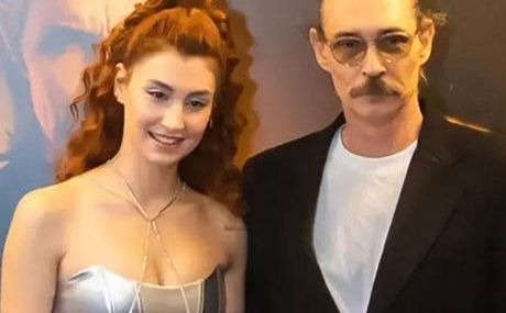 Erdal-Besikcioglu8217nun-Kizi-Babasinin-Eski-Rol-Arkadasina-Asik-Oldu-featured