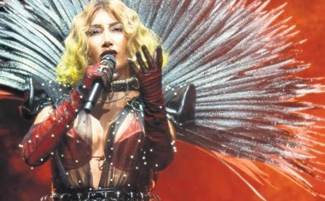 Hande-Yener-Harbiye8217de-Sezen-Aksu8217yu-Anlatti-featured