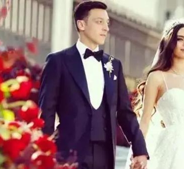 Mesut-Ozil8217den-Amine-Gulse8217ye-ask-dolu-dogum-gunu-kutlamasi-featured