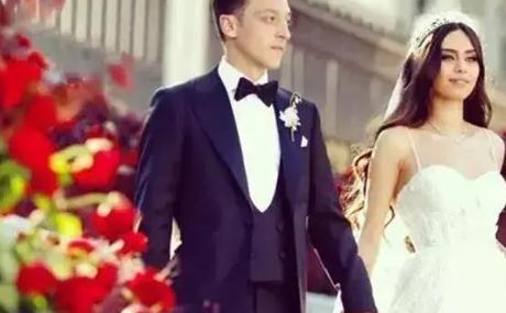 Mesut-Ozil8217den-Amine-Gulse8217ye-ask-dolu-dogum-gunu-kutlamasi-featured