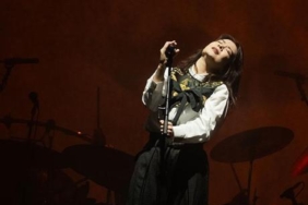 Mitski-Istanbul8217daki-konserinde-hayranlarini-buyuledi-featured