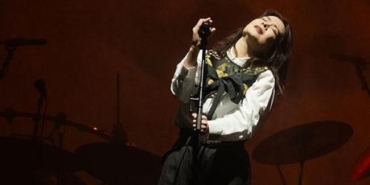 Mitski-Istanbul8217daki-konserinde-hayranlarini-buyuledi-featured