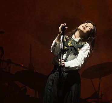 Mitski-Istanbul8217daki-konserinde-hayranlarini-buyuledi-featured
